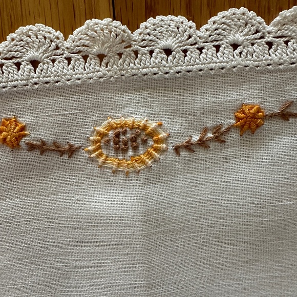 Vintage Embroidered Linen Dresser Scarf Runner Crochet Edge 34" Length - Picture 7 of 16